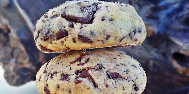 JEDNOSTAVNI KEKSIĆI SA ČOKOLADOM GOTOVI ZA 20 MINUTA A DOĐE IH PUNO