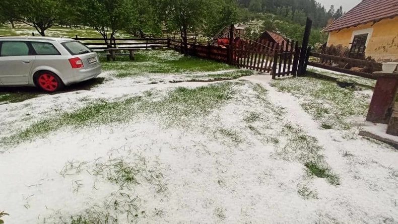 LIVADE POTPUNO BELE, KAO DA JE PAO SNEG USRED LETA! Grad tukao Zaovine: "Sve je potrajalo oko 40 minuta" (FOTO)