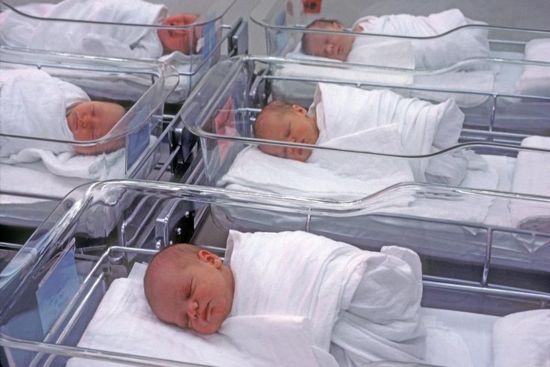 KADA JE DOŠAO U BOLNICU I VIDEO BEBU SVOG BRATA ZNAO JE DA NEŠTO NIJE U REDU: Otkrio Je Veliku Tajnu Svi U Šoku