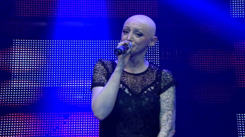 Suze liju dok pjeva, ali jedva stoji na nogama! Posljednji video snimak naše pjevačice prije smrti izaziva Jezu U Kostima! (VIDEO
