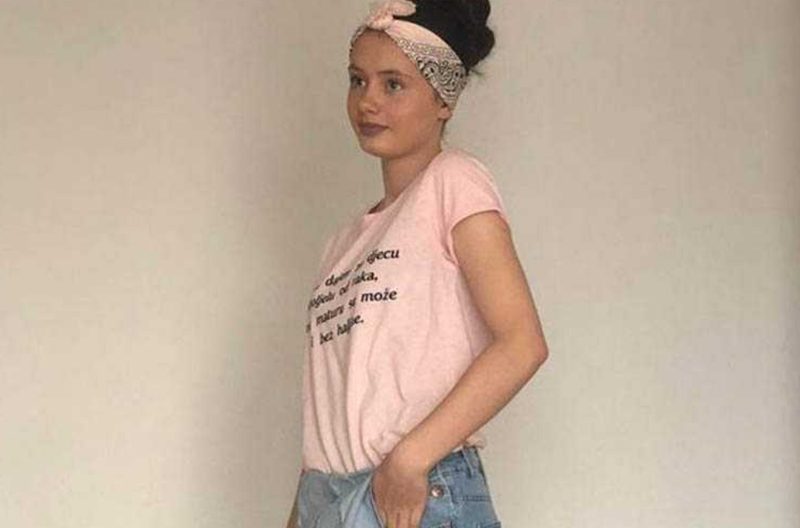 MATURANTKINJA bez pratnje jer nije imala odjeću za maturu: Maturantica je žestoko ismijana jer je nosila majicu i traperice na maturi iako je imala HUMAN RAZLOG za to (foto)