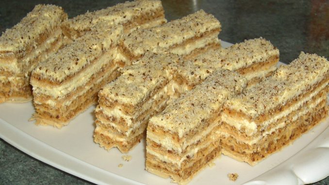 MOGU SAMO REĆI DA JE KOLAČ ODLIČAN. PRAVLJEN OD ONOG ŠTO SU TADA ŽENE IMALE U KUĆI, JEDNOSTAVAN I RELATIVNO BRZ. JA SAM GA PRAVILA SINOĆ.