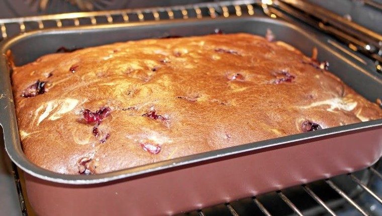 KOLAČ KOJI OSVAJA – gotov za samo 10 minuta, idealan za svaki dan