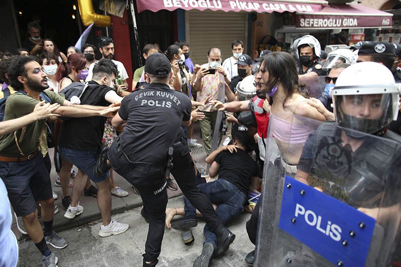 ZABRANA ZA LGBTQ U TURSKOJ: U Istanbulu policija sprečila Paradu ponosa, privedene desetine aktivista