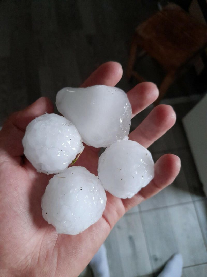 KATAKLIZMA U PRIJEPOLJU, SVE POLUPANO, KOLA IZREŠETANA: Grad veličine kokošijeg jajeta tukao ih bez prestanka 40 minuta (VIDEO)